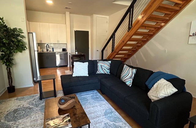 Charming Townhome with WiFi, full kitchen, W&D, in Uptown Charlotte