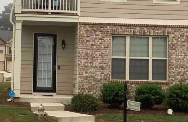 Charming townhouse near a major highway, close to hartfield Jackson airport.