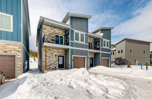 Charming townhouse with mountain views, gas fireplace, and dog friendly