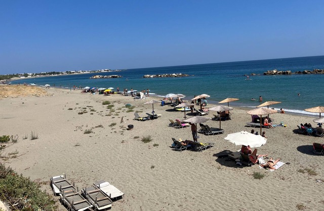 Charming Traditional Skyrian 2BR Family Apartment in Prime Magazia Beach