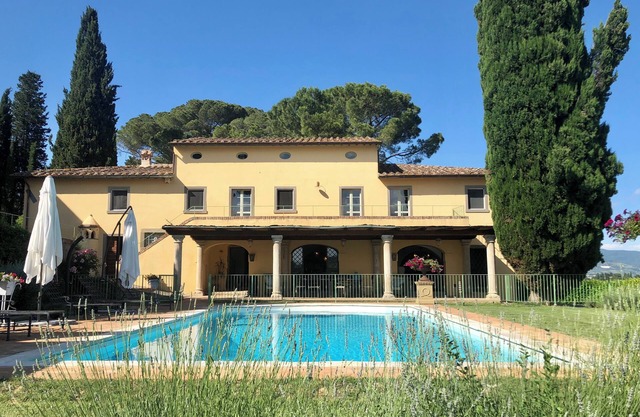 Charming Tuscan Villa with Breathtaking Views, Lush Garden and Private Pool