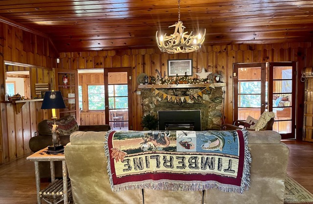 Charming Twain Harte Cabin with central AC/heat, Campfire pit, Lake-privileges.