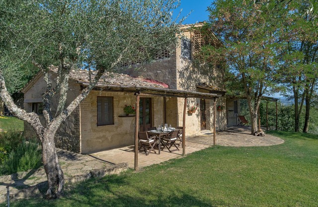 Charming Two Level Hay-Loft Next to Montalcino