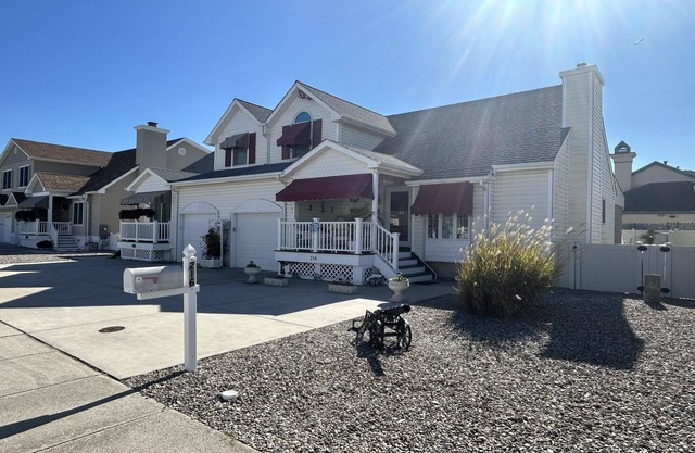 Charming two-story townhouse! Sleeps 12