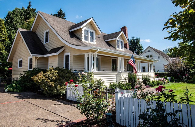 Charming Two-story 1940s 4-Bdroom home, 10-15 min. from University of Oregon