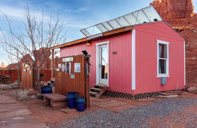 Charming Red Cliff Cabin in Monument Valley