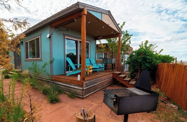 Charming Turquoise Cabin in Monument Valley