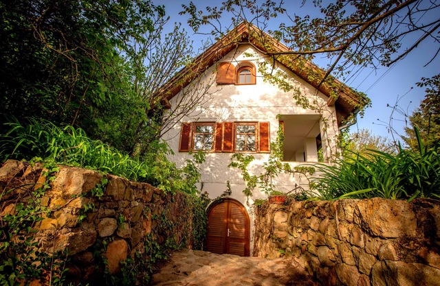 Charming vacation home in a lush garden
