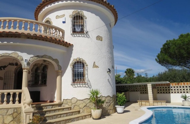 Charming villa with private pool in Miami Platja !