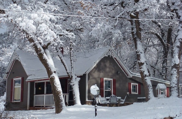 Charming Victorian Farmhouse, Privacy, Wi-FI , 5 min to Durango