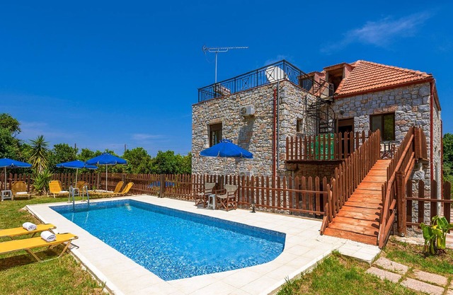 Charming Villa, a traditional Villa with 4 bedrooms, near Platanias village