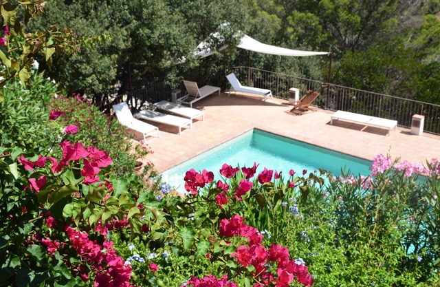 Charming villa, beautiful sea view, private pool and beach 5 minutes away on foot
