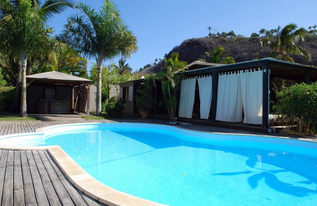 CHARMING VILLA CREOLE WITH LARGE POOL AND TROPICAL GARDEN
