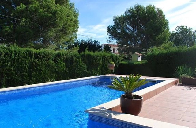 Charming Villa with Pool & BBQ, Steps from Beach in Costa Dorada