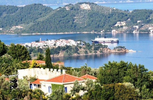 Charming villa for up to 8; stunning panorama from 4 sun-terraces and pool