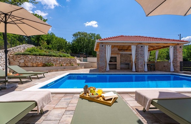 Charming Villa Domus Alba for 6+2 Guests with heated Pool, Sports Area & Outdoor Dining – A Private Escape Surrounded by Nature, just 24 km from Trogir and sea