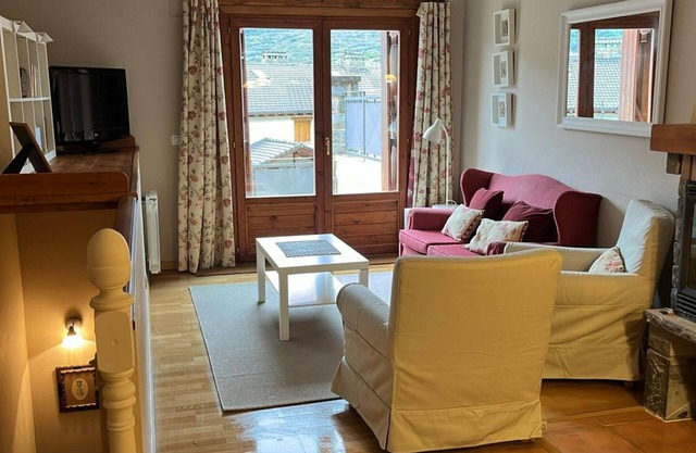 Charming Villa Near Ski Resorts in Villanúa – Sleeps 7 with All Amenities