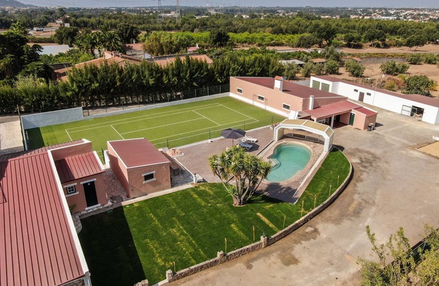 Charming Villa w/pool & Soccer field @ 30min Lisbon