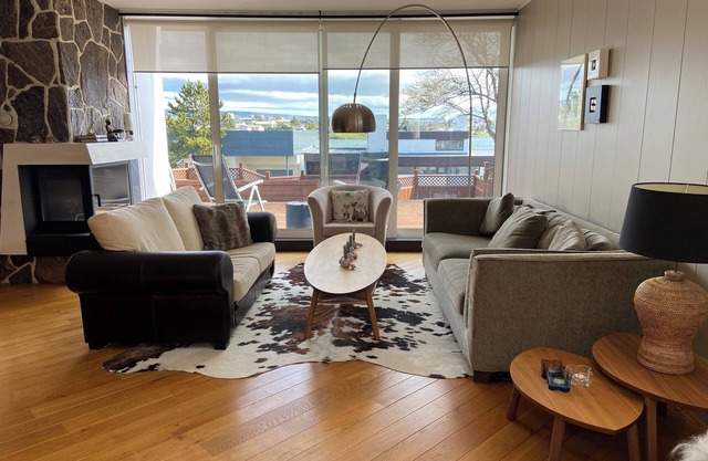 Charming villa with great ocean view and a hot tub. 10 min to Reykjavik center