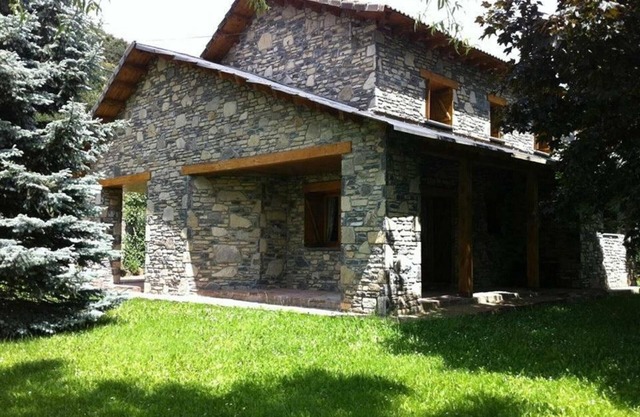 Charming Villa with Garden, BBQ & Spacious Interiors in Villanúa
