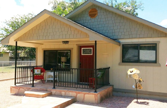 Charming Vintage Cottage -Walking Distance to Old Town Cottonwood!
