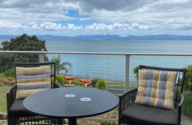 Charming Waharau seaside holiday house close to regional park.