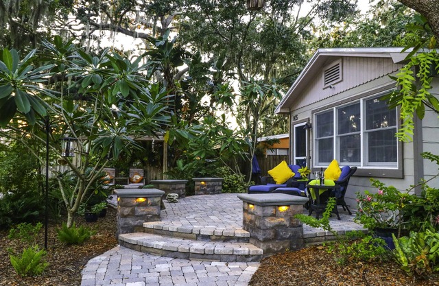 Charming walkable downtown bungalow, 'The Blue Heron'