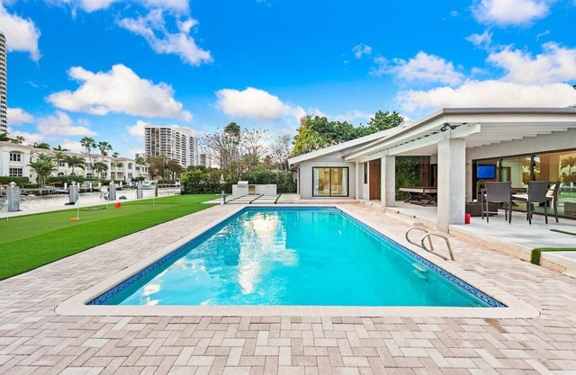 Charming Waterfront 5BR/4BTH Villa North of Miami