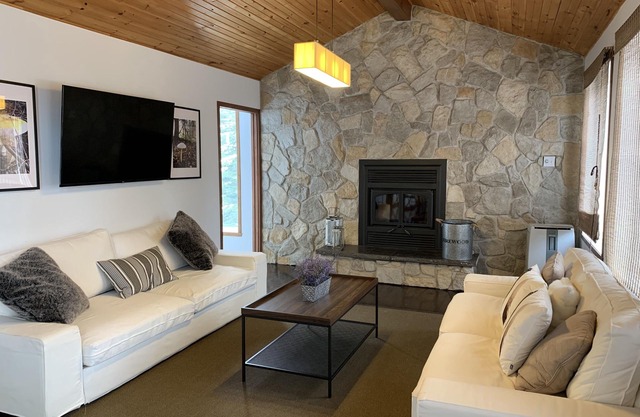 Charming Waterfront Cottage 35 minutes from Mont-Tremblant