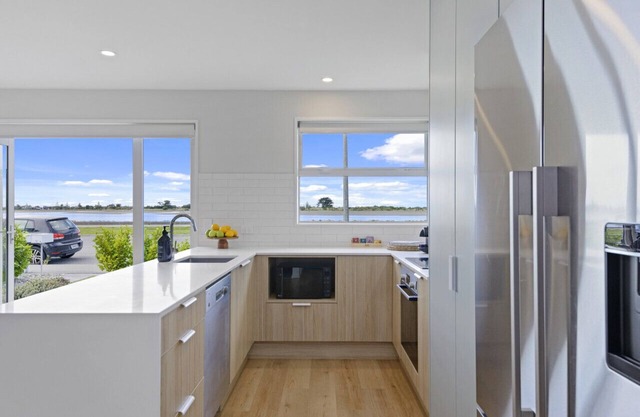 Charming Waterfront Retreat Redcliffs