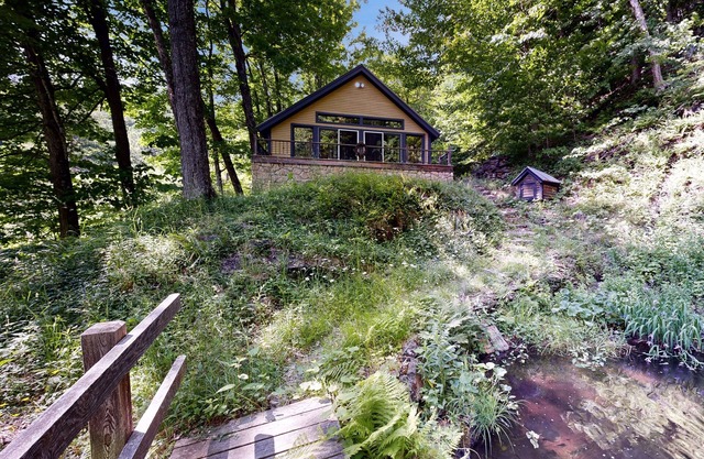 Charming waterfront 2BR house, private beach, waterfall, firepit, wifi, kayak
