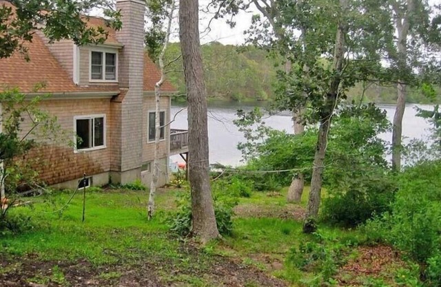 Charming Waterfront Cottage on Long Pond in Wellfleet (1687)