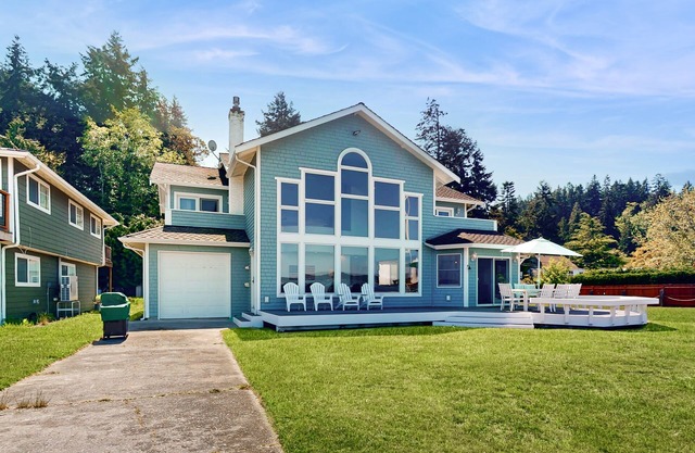 Charming waterfront home in Greenbank with direct beach access