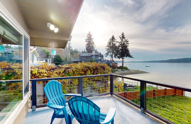 Charming waterfront retreat w/stunning views of the Olympic Mts & Hood canal