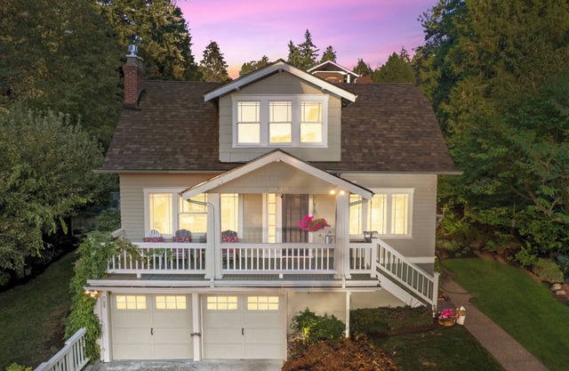 Charming Waterview Bungalow 4-br