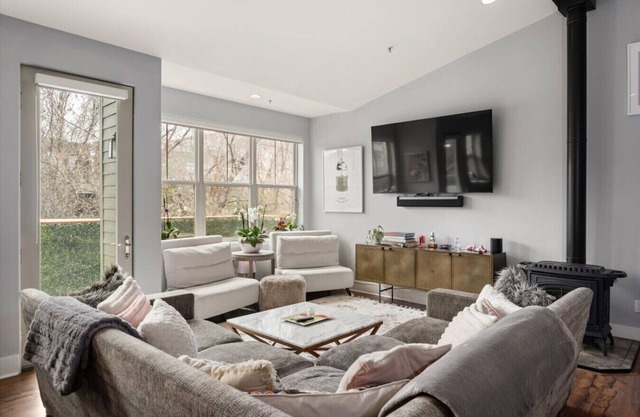 Charming Willits Townhome