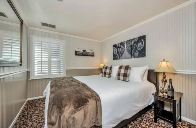 Charming Wine Country Inn, Whole House Rental w/Private Suites, Walk to Wineries