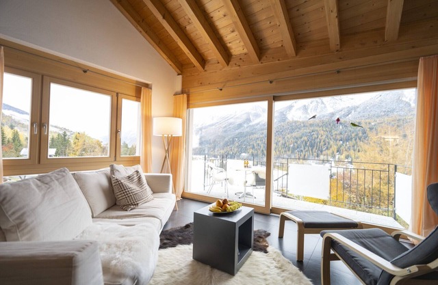 Chasa Capricornin: modern and spacious attic apartment right next to the Motta Naluns mountain railroad