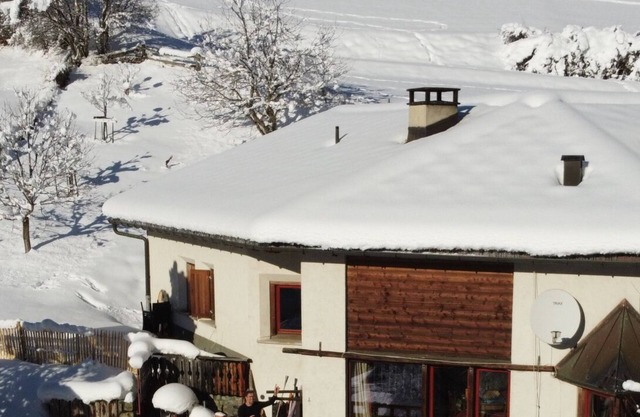 Chasa Patgific: Cozy 3-Room Holiday Apartment with Wood Stove and Stunning Garden in Ramosch