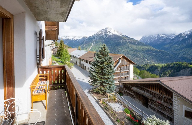 Chasa Rosa 1: 3.5-room apartment in the idyllic and sun-drenched mountain village of Vnà