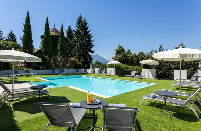 Chateau Authentique avec piscine dans les Vignes