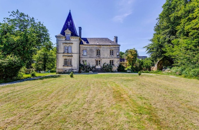 Chateau Lignol - Four Bedroom Castle, Sleeps 10
