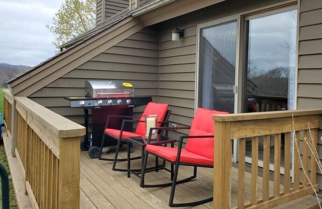 Check the Fall Colors @ Green View Getaway - Dog Friendly & Steps to Golf!