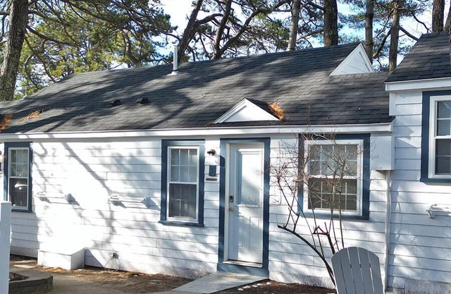 Cheerful 1 bedroom cottage only 50ft from beach