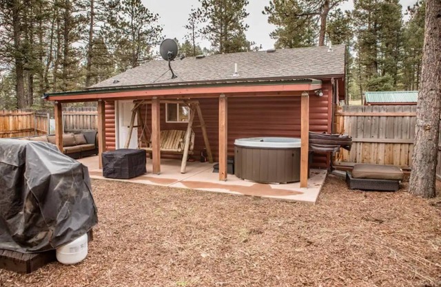 Cheerful 1-bedroom cabin with hot tub