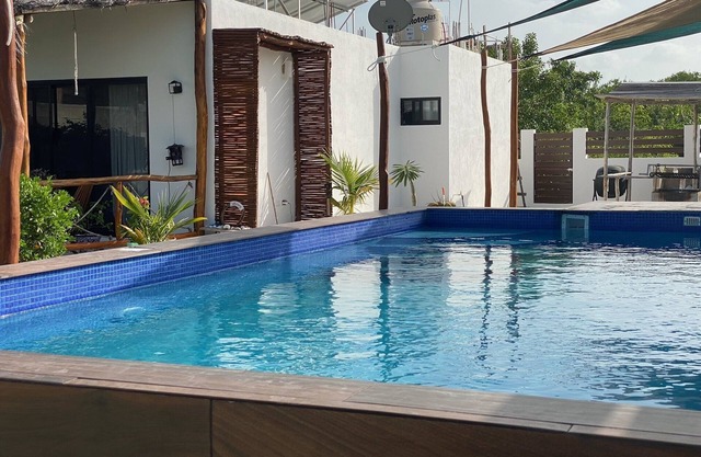Cheerful 1 bedroom house w/pool and much more!