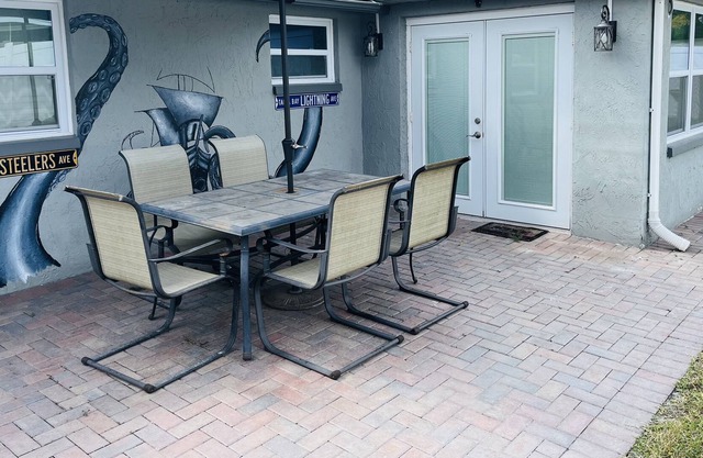 Cheerful 2 bedroom. Great patio spaces.