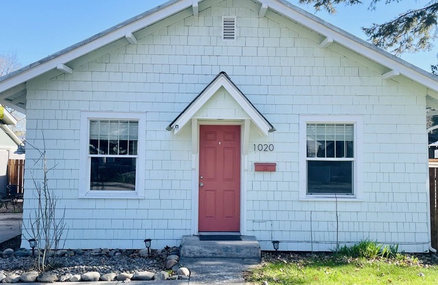 Cheerful 2-bedroom home w/a yard, walk downtown!