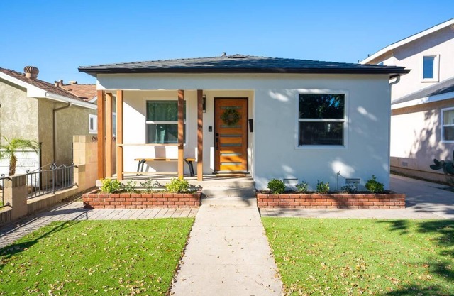 Cheerful 2-Bedroom Home Near LAX and Beach