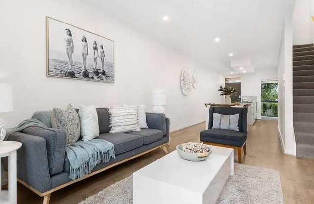Cheerful 2-bedroom townhouse with secure parking